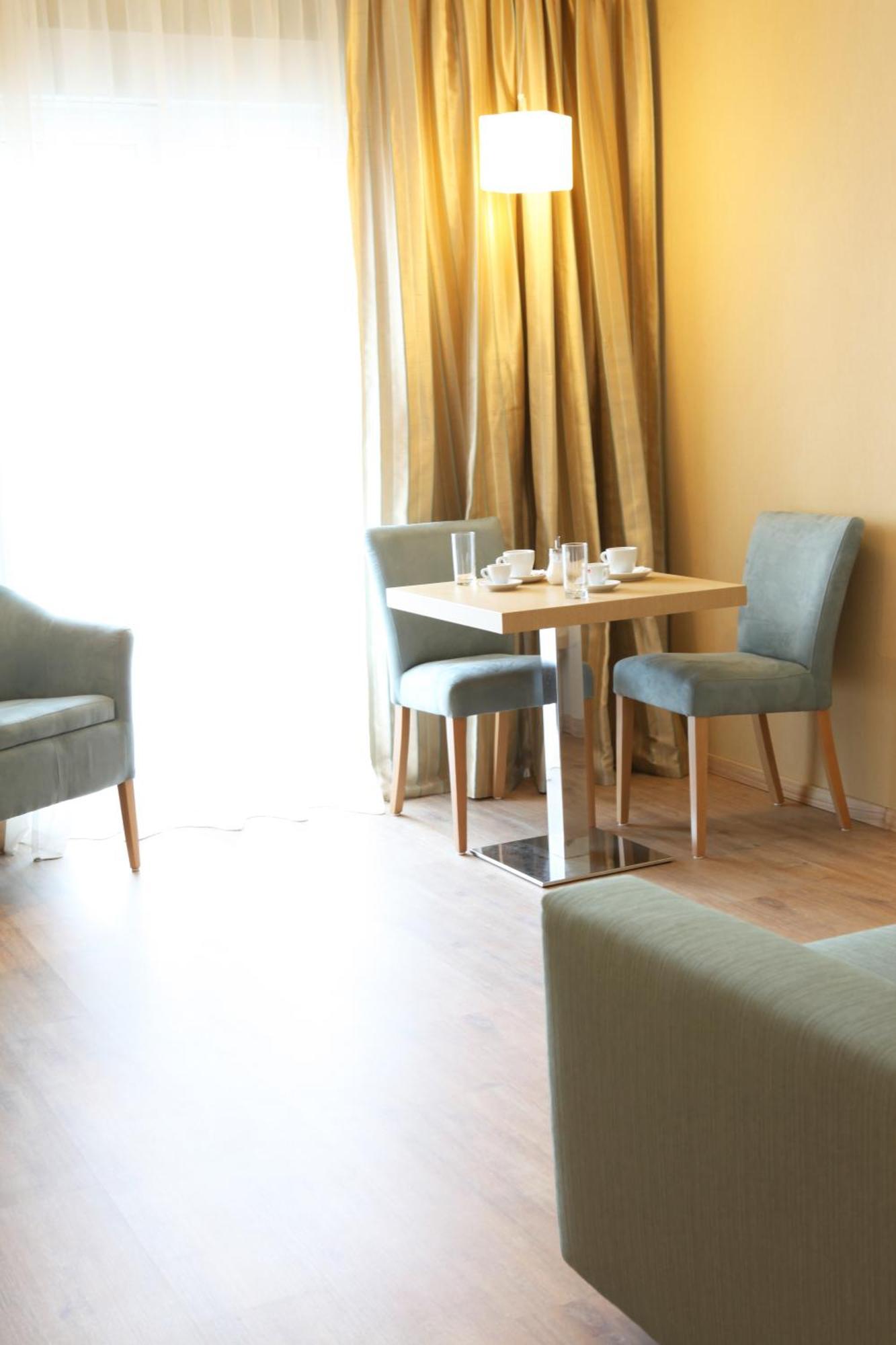 Hotel Alfa 埃泽萨 外观 照片