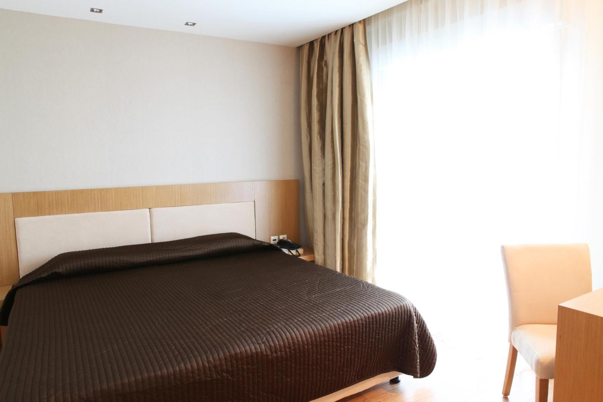 Hotel Alfa 埃泽萨 外观 照片