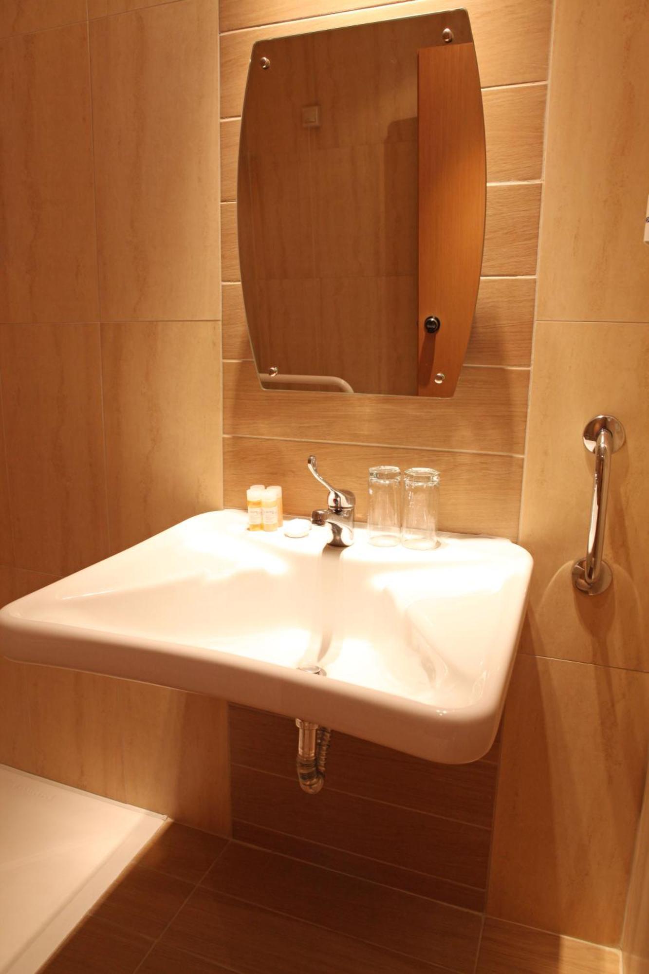 Hotel Alfa 埃泽萨 外观 照片